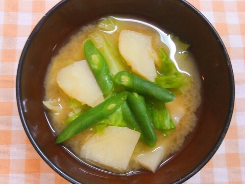 いんげん豆とジャガイモとキャベツの味噌汁